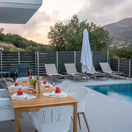 Villa Luxury Stone Aris, Ideally Located Just A 5-minute Walk From Restaurants And Shops