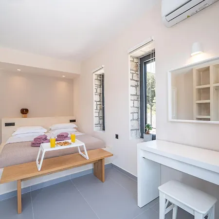 Luxury Stone Aris, Ideally Located Just A 5-minute Walk From Restaurants And Shops *