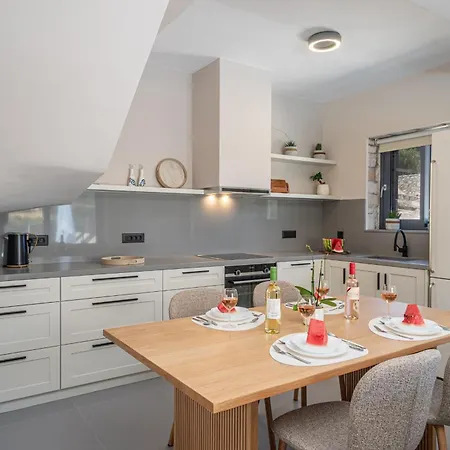 Luxury Stone Aris, Ideally Located Just A 5-minute Walk From Restaurants And Shops