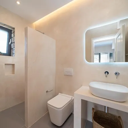 Luxury Stone Aris, Ideally Located Just A 5-minute Walk From Restaurants And Shops * Divarata