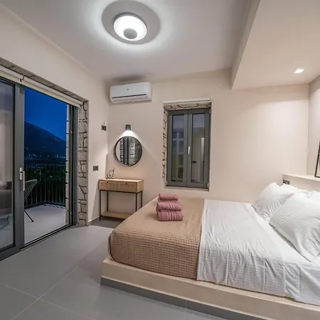 Luxury Stone Aris, Ideally Located Just A 5-minute Walk From Restaurants And Shops 빌라 *