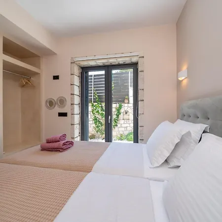 Luxury Stone Aris, Ideally Located Just A 5-minute Walk From Restaurants And Shops *