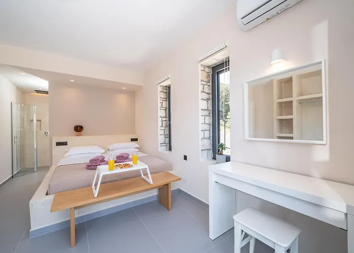 Luxury Stone Aris, Ideally Located Just A 5-minute Walk From Restaurants And Shops *