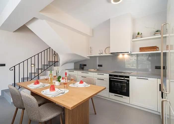 Villa Luxury Stone Aris, Ideally Located Just A 5-minute Walk From Restaurants And Shops Divaráta