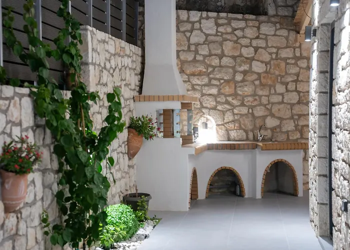 Luxury Stone Aris, Ideally Located Just A 5-minute Walk From Restaurants And Shops