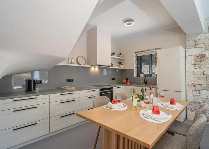 Luxury Stone Aris, Ideally Located Just A 5-minute Walk From Restaurants And Shops Divaráta