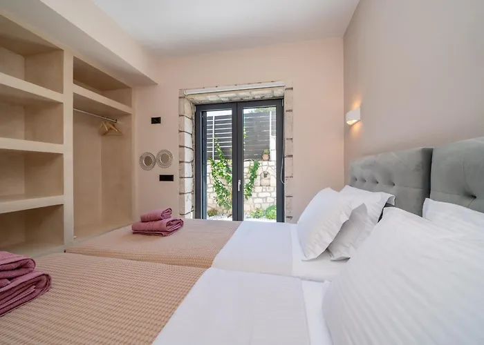 Luxury Stone Aris, Ideally Located Just A 5-minute Walk From Restaurants And Shops *