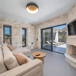 Luxury Stone Aris, Ideally Located Just A 5-minute Walk From Restaurants And Shops Villa