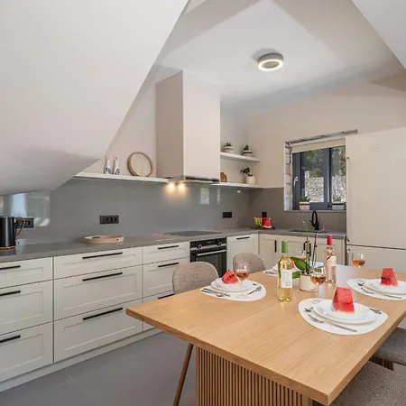 Luxury Stone Aris, Ideally Located Just A 5-minute Walk From Restaurants And Shops Divarata