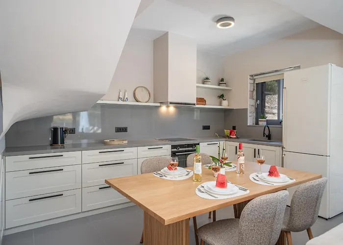 Luxury Stone Aris, Ideally Located Just A 5-minute Walk From Restaurants And Shops